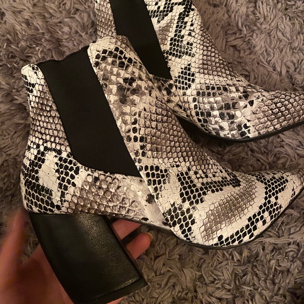 Reptile snake skin bootie size 6 heel
